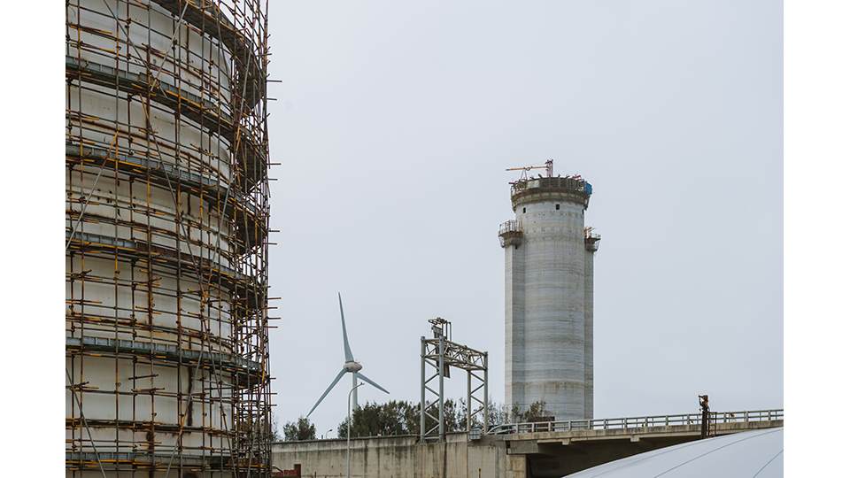 興建中的第九號燃氣機組煙囪。未來九部機組空污排放總量將低於現有機組的總和。